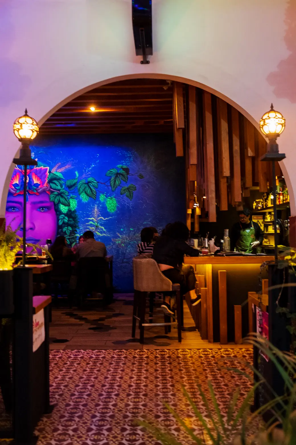 Elegant sunlit plaza representing La Republica